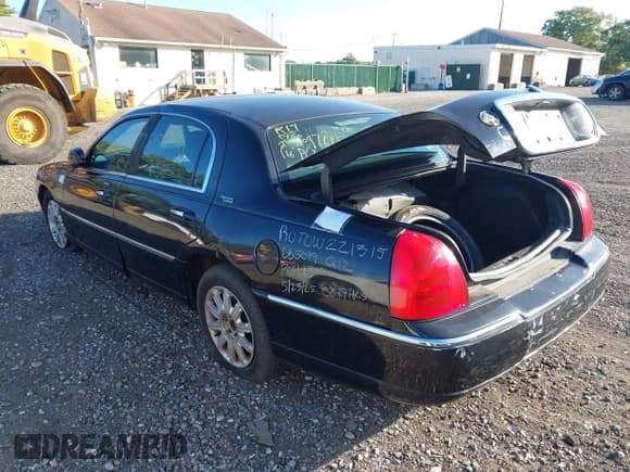 ✅ 2008 Lincoln Town Car Limited • VIN: 2LNHM82V58X652779 • Lot: 43349007. Listed on IAAI with Not provided. Free auction sales archive from the USA and detailed vehicle history report at DreamBid. Image 3.