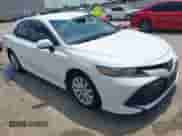 2019 Toyota Camry LE z VIN 4T1B11HK6KU276241, wystawiony jako IAAI lot #42379029 z przebiegiem 81 411 mil mil oraz . Historia ofert i sprzedaży dostępna na DreamBid. Obrazek 1.