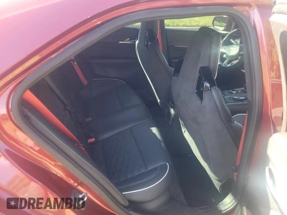 ✅ 2022 Cadillac CT4-V • VIN: 1G6D75RP5N0410099 • Lot: 76783534. Wystawiony na Copart z przebiegiem 14 298 mil. Bezpłatny archiwum sprzedaży aukcyjnych z USA i szczegółowy raport historii pojazdu na DreamBid. Zdjęcie 6.