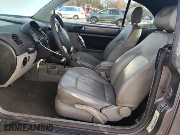 ✅ 2004 Volkswagen Beetle GLS • VIN: 3VWCM31YX4M338979 • Lot: 84930684. Wystawiony na Copart z przebiegiem 140 450 mil. Bezpłatny archiwum sprzedaży aukcyjnych z USA i szczegółowy raport historii pojazdu na DreamBid. Zdjęcie 7.