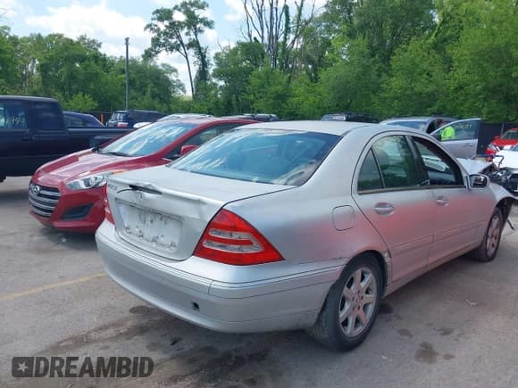✅ 2001 Mercedes-Benz C 230/260/280/320 • VIN: WDBRF61J31F096848 • Лот: 42206462. Опубликован ранее на IAAI с пробегом 199 349 миль. Бесплатный доступ к архиву аукционных продаж из США и подробный отчёт об истории автомобиля на DreamBid. Изображение 4.