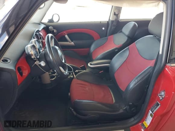 ✅ 2006 MINI Hardtop S • VIN: WMWRE335X6TJ34052 • Lot: 82626565. Listed on Copart with 96,761 mi. Free auction sales archive from the USA and detailed vehicle history report at DreamBid. Image 7.