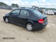✅ 2010 Nissan Versa S • VIN: 3N1BC1AP3AL352501 • Lot: 43297302. Wystawiony na IAAI z przebiegiem 239 214 mil. Bezpłatny archiwum sprzedaży aukcyjnych z USA i szczegółowy raport historii pojazdu na DreamBid. Zdjęcie 3.