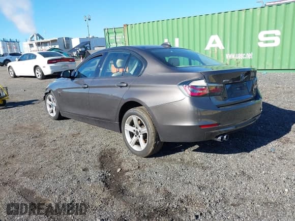 ✅ 2013 BMW 3 Series 328i xDrive • VIN: WBA3B3C57DF540722 • Lot: 43786251. Listed on IAAI with 87,207 mi. Free auction sales archive from the USA and detailed vehicle history report at DreamBid. Image 3.