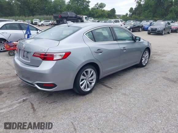 ✅ 2017 Acura ILX Premium • VIN: 19UDE2F75HA012459 • Lot: 43032903. Wystawiony na IAAI z przebiegiem 120 500 mil. Bezpłatny archiwum sprzedaży aukcyjnych z USA i szczegółowy raport historii pojazdu na DreamBid. Zdjęcie 4.