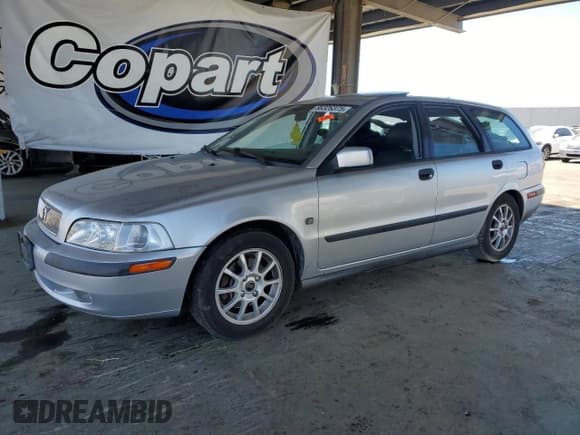 ✅ 2001 Volvo V40 • VIN: YV1VW29571F734092 • Lot: 66326375. Wystawiony na Copart z przebiegiem 237 390 mil. Bezpłatny archiwum sprzedaży aukcyjnych z USA i szczegółowy raport historii pojazdu na DreamBid. Zdjęcie 1.