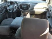 ✅ 2018 Chevrolet Traverse LS • VIN: 1GNERFKW9JJ285834 • Lot: 90102415. Wystawiony na Copart z przebiegiem 89 126 mil. Bezpłatny archiwum sprzedaży aukcyjnych z USA i szczegółowy raport historii pojazdu na DreamBid. Zdjęcie 8.