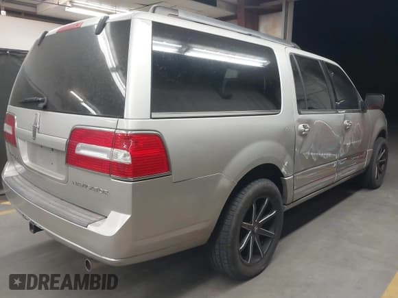 ✅ 2007 Lincoln Navigator • VIN: 5LMFL28597LJ11032 • Lot: 42250797. Listed on IAAI with 248,112 mi. Free auction sales archive from the USA and detailed vehicle history report at DreamBid. Image 4.