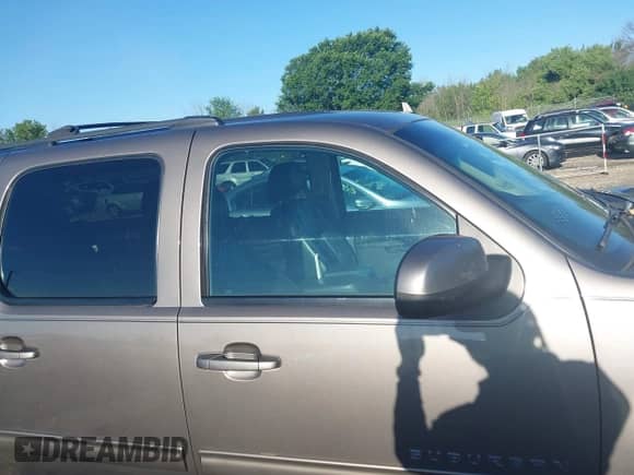 2014 Chevrolet Suburban LT z VIN 1GNSKJE76ER214080, wystawiony jako IAAI lot #42766041 z przebiegiem 204 832 mil mil oraz . Historia ofert i sprzedaży dostępna na DreamBid. Obrazek 13.