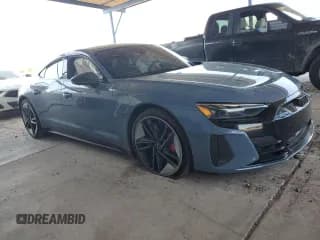 ✅ 2022 Audi RS e-tron GT • VIN: WAUAHBFW0N7902258 • Lot: 63346114. Wystawiony na Copart z przebiegiem Nie podano. Bezpłatny archiwum sprzedaży aukcyjnych z USA i szczegółowy raport historii pojazdu na DreamBid. Zdjęcie 4.