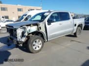 ✅ 2022 GMC Sierra 1500 SLE • VIN: 3GTP8BEK8NG150728 • Лот: 43599746. Опубликован ранее на IAAI с пробегом 74 748 миль. Бесплатный доступ к архиву аукционных продаж из США и подробный отчёт об истории автомобиля на DreamBid. Изображение 2.