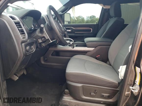 ✅ 2024 Ram 2500 Big Horn • VIN: 3C6UR5DL7RG298829 • Lot: 84403985. Wystawiony na Copart z przebiegiem 6 990 mil. Bezpłatny archiwum sprzedaży aukcyjnych z USA i szczegółowy raport historii pojazdu na DreamBid. Zdjęcie 7.