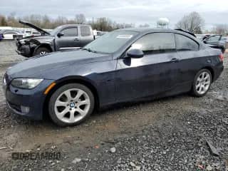 2009 BMW 3 Series 328i xDrive с VIN WBAWC33579PU83918, выставлен на аукционе Copart как лот 51849305 с пробегом 123 814 миль миль и Списание • Salvage title. История ставок и продаж доступна на DreamBid. Изображение 1.
