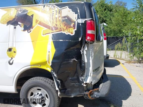 ✅ 2017 Chevrolet Express Cargo • VIN: 1GCWGBFG1H1165034 • Lot: 43092339. Listed on IAAI with 181,531 mi. Free auction sales archive from the USA and detailed vehicle history report at DreamBid. Image 6.