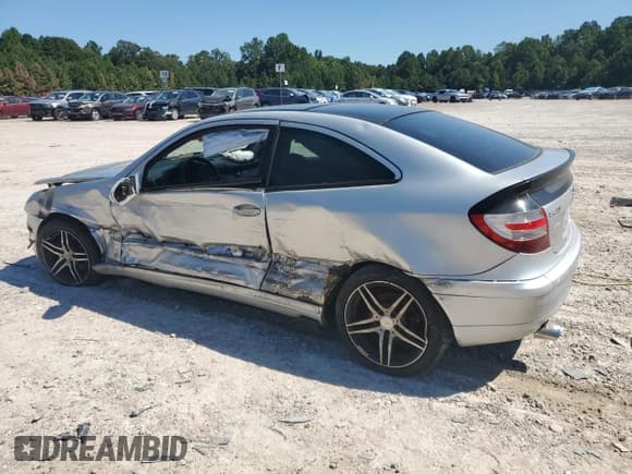 ✅ 2002 Mercedes-Benz C 230/260/280/320 • VIN: WDBRN47J72A369755 • Лот: 70883405. Опубликован ранее на Copart с пробегом 185 719 миль. Бесплатный доступ к архиву аукционных продаж из США и подробный отчёт об истории автомобиля на DreamBid. Изображение 2.