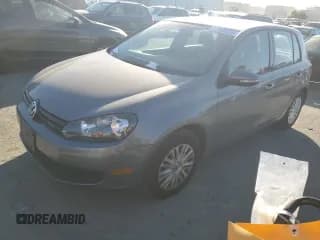 ✅ 2013 Volkswagen Golf • VIN: WVWDB7AJ3DW032374 • Лот: 77848824. Опубликован ранее на Copart с пробегом 75 391 миль. Бесплатный доступ к архиву аукционных продаж из США и подробный отчёт об истории автомобиля на DreamBid. Изображение 1.