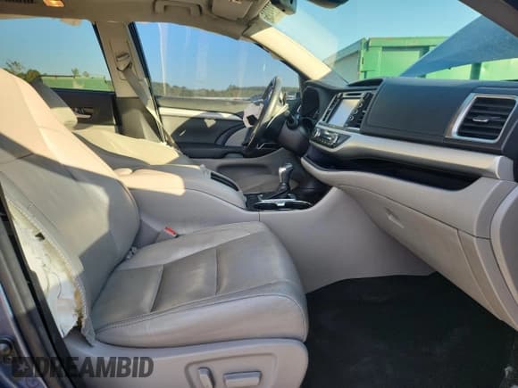 ✅ 2017 Toyota Highlander XLE • VIN: 5TDKZRFH4HS523773 • Lot: 84482235. Wystawiony na Copart z przebiegiem 96 772 mil. Bezpłatny archiwum sprzedaży aukcyjnych z USA i szczegółowy raport historii pojazdu na DreamBid. Zdjęcie 7.