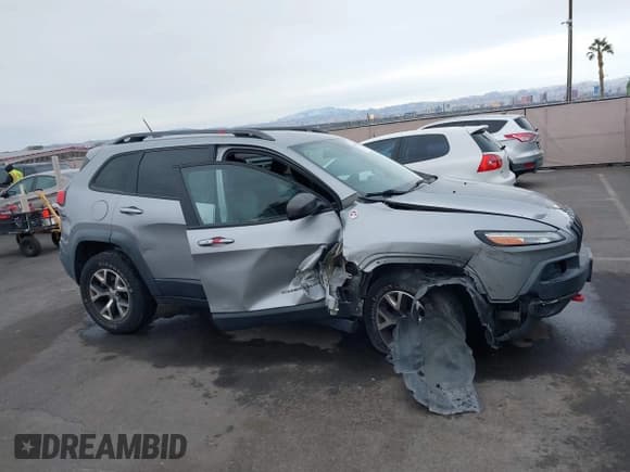 ✅ 2014 Jeep Cherokee Trailhawk • VIN: 1C4PJMBS3EW256042 • Lot: 41806927. Wystawiony na IAAI z przebiegiem 100 840 mil. Bezpłatny archiwum sprzedaży aukcyjnych z USA i szczegółowy raport historii pojazdu na DreamBid. Zdjęcie 12.