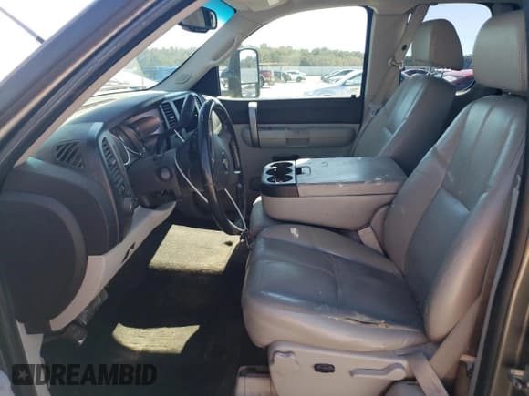 ✅ 2007 Chevrolet Silverado 2500HD 2LT • VIN: 1GCHK29607E590679 • Lot: 71999214. Wystawiony na Copart z przebiegiem 123 046 mil. Bezpłatny archiwum sprzedaży aukcyjnych z USA i szczegółowy raport historii pojazdu na DreamBid. Zdjęcie 7.