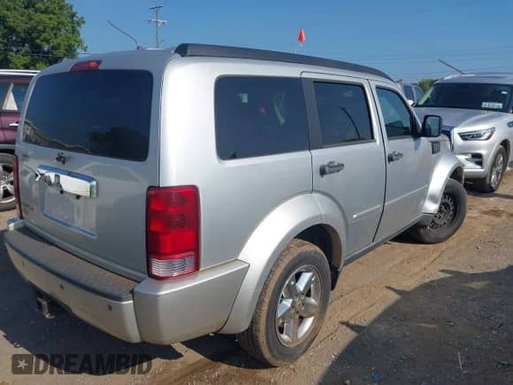 2008 Dodge Nitro SLT z VIN 1D8GT58K88W288773, wystawiony jako IAAI lot #42724555 z przebiegiem 146 365 mil mil oraz . Historia ofert i sprzedaży dostępna na DreamBid. Obrazek 4.