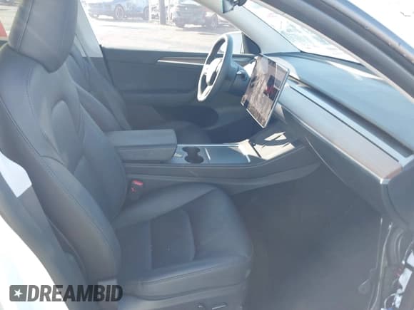 ✅ 2025 Tesla Model Y Long Range • VIN: 7SAYGDED2SF219910 • Lot: 43402232. Wystawiony na IAAI z przebiegiem 18 811 mil. Bezpłatny archiwum sprzedaży aukcyjnych z USA i szczegółowy raport historii pojazdu na DreamBid. Zdjęcie 5.