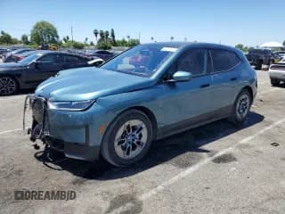 ✅ 2022 BMW iX xDrive50 • VIN: WB523CF07NCK56145 • Lot: 60202103. Wystawiony na Copart z przebiegiem 10 822 mil. Bezpłatny archiwum sprzedaży aukcyjnych z USA i szczegółowy raport historii pojazdu na DreamBid. Zdjęcie 1.