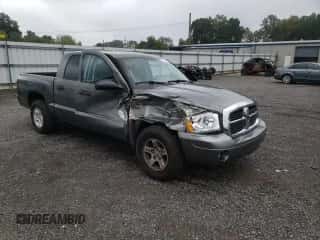 2006 Dodge Dakota SLT z VIN 1D7HE48K36S656505, wystawiony jako Copart lot #72613124 z przebiegiem 71 075 mil mil oraz Szkoda całkowita • Salvage title. Historia ofert i sprzedaży dostępna na DreamBid. Obrazek 4.
