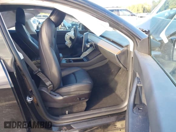 ✅ 2022 Tesla Model Y Performance • VIN: 7SAYGDEF6NF390827 • Lot: 43454751. Wystawiony na IAAI z przebiegiem Nie podano. Bezpłatny archiwum sprzedaży aukcyjnych z USA i szczegółowy raport historii pojazdu na DreamBid. Zdjęcie 5.