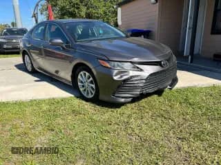 2022 Toyota Camry LE z VIN 4T1C11AK8NU643627, wystawiony jako Copart lot #91349545 z przebiegiem 176 754 mil mil oraz Czysty tytuł • Clean title. Historia ofert i sprzedaży dostępna na DreamBid. Obrazek 1.