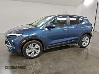 ✅ 2024 Buick Encore GX Preferred • VIN: KL4AMBS20RB127863 • Lot: 92602805. Wystawiony na Copart z przebiegiem 34 321 mil. Bezpłatny archiwum sprzedaży aukcyjnych z USA i szczegółowy raport historii pojazdu na DreamBid. Zdjęcie 1.