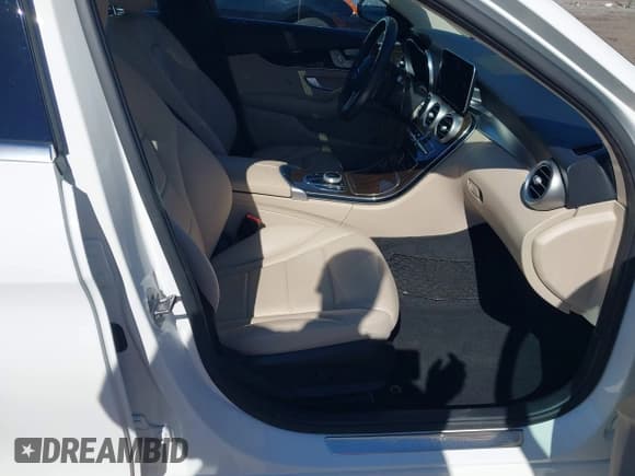 ✅ 2019 Mercedes-Benz C 300 • VIN: WDDWF8DB0KR484663 • Lot: 43488760. Wystawiony na IAAI z przebiegiem 45 065 mil. Bezpłatny archiwum sprzedaży aukcyjnych z USA i szczegółowy raport historii pojazdu na DreamBid. Zdjęcie 5.