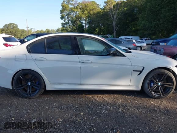 ✅ 2017 BMW M3 • VIN: WBS8M9C38H5G85599 • Lot: 43265348. Listed on IAAI with 60,545 mi. Free auction sales archive from the USA and detailed vehicle history report at DreamBid. Image 14.
