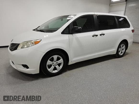 ✅ 2015 Toyota Sienna L • VIN: 5TDZK3DC9FS666724 • Lot: 91258755. Listed on Copart with 37,304 mi. Free auction sales archive from the USA and detailed vehicle history report at DreamBid. Image 1.