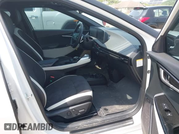 ✅ 2023 Kia EV6 GT-Line • VIN: KNDC4DLC6P5113026 • Lot: 42409836. Wystawiony na IAAI z przebiegiem 17 376 mil. Bezpłatny archiwum sprzedaży aukcyjnych z USA i szczegółowy raport historii pojazdu na DreamBid. Zdjęcie 5.