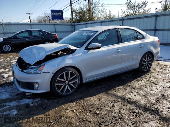 ✅ 2013 Volkswagen Jetta Autobahn • VIN: 3VW567AJ1DM272822 • Lot: 42916805. Wystawiony na Copart z przebiegiem 130 040 mil. Bezpłatny archiwum sprzedaży aukcyjnych z USA i szczegółowy raport historii pojazdu na DreamBid. Zdjęcie 1.