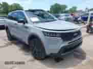 2022 Kia Sorento X-Line S z VIN 5XYRLDLC0NG095849, wystawiony jako IAAI lot #42663893 z przebiegiem 42 132 mil mil oraz . Historia ofert i sprzedaży dostępna na DreamBid. Obrazek 1.