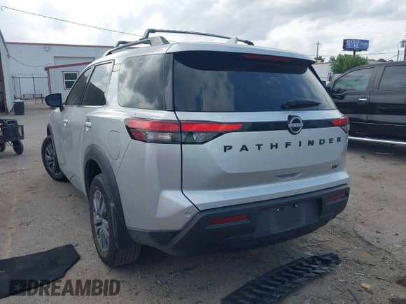 2024 Nissan Pathfinder SV z VIN 5N1DR3BB1RC254881, wystawiony jako IAAI lot #42138400 z przebiegiem 22 982 mil mil oraz . Historia ofert i sprzedaży dostępna na DreamBid. Obrazek 3.