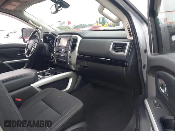 ✅ 2017 Nissan Titan SV • VIN: 1N6AA1C50HN562801 • Lot: 42702143. Wystawiony na IAAI z przebiegiem 90 233 mil. Bezpłatny archiwum sprzedaży aukcyjnych z USA i szczegółowy raport historii pojazdu na DreamBid. Zdjęcie 5.