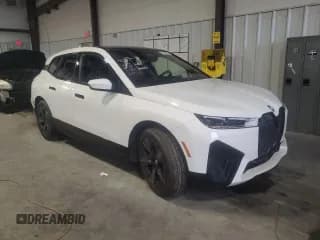 ✅ 2023 BMW iX xDrive50 • VIN: WB523CF0XPCM62725 • Lot: 58658353. Wystawiony na Copart z przebiegiem 1 203 mil. Bezpłatny archiwum sprzedaży aukcyjnych z USA i szczegółowy raport historii pojazdu na DreamBid. Zdjęcie 4.