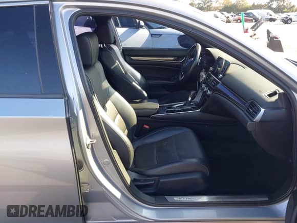 2018 Honda Accord Sport z VIN 1HGCV1F35JA266889, wystawiony jako IAAI lot #43383338 z przebiegiem 64 603 mil mil oraz . Historia ofert i sprzedaży dostępna na DreamBid. Obrazek 5.