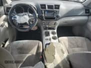 ✅ 2013 Toyota Highlander • VIN: 5TDZK3EH7DS092616 • Lot: 83856715. Wystawiony na Copart z przebiegiem 256 197 mil. Bezpłatny archiwum sprzedaży aukcyjnych z USA i szczegółowy raport historii pojazdu na DreamBid. Zdjęcie 8.