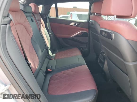 ✅ 2024 BMW X6 xDrive40i • VIN: 5UX33EX09R9T32078 • Lot: 81307445. Wystawiony na Copart z przebiegiem 43 143 mil. Bezpłatny archiwum sprzedaży aukcyjnych z USA i szczegółowy raport historii pojazdu na DreamBid. Zdjęcie 11.