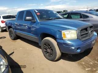 2005 Dodge Dakota SLT z VIN 1D7HW48N25S136981, wystawiony jako Copart lot #68930614 z przebiegiem 204 726 mil mil oraz Szkoda całkowita • Salvage title. Historia ofert i sprzedaży dostępna na DreamBid. Obrazek 4.