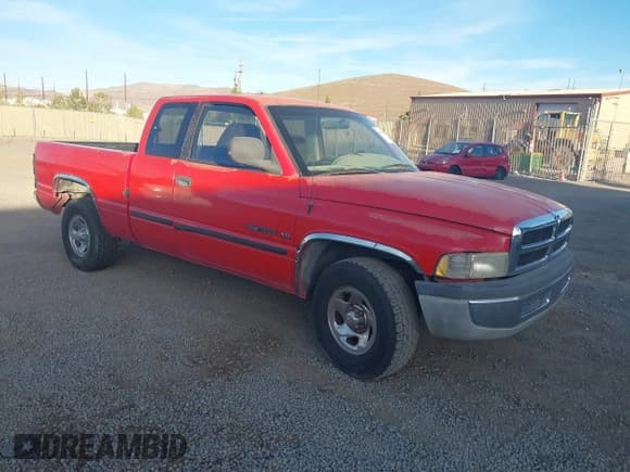 ✅ 2000 Dodge 1500 • VIN: 3B7HC12YXYG112962 • Lot: 43635070. Listed on IAAI with Not provided. Free auction sales archive from the USA and detailed vehicle history report at DreamBid. Image 1.