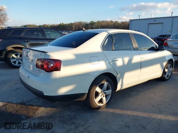 ✅ 2008 Volkswagen Jetta SE • VIN: 3VWRM71K98M103735 • Lot: 43850605. Wystawiony na IAAI z przebiegiem 135 955 mil. Bezpłatny archiwum sprzedaży aukcyjnych z USA i szczegółowy raport historii pojazdu na DreamBid. Zdjęcie 4.