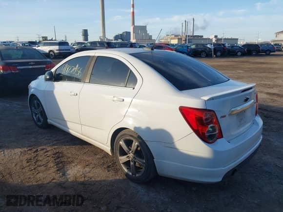 2015 Chevrolet Sonic RS z VIN 1G1JG5SB9F4129375, wystawiony jako IAAI lot #41827056 z przebiegiem 129 584 mil mil oraz . Historia ofert i sprzedaży dostępna na DreamBid. Obrazek 3.