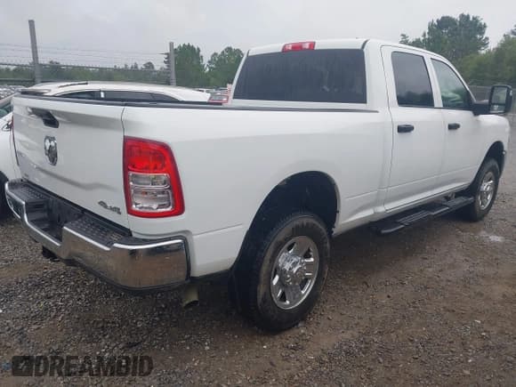 ✅ 2024 Ram 2500 Tradesman • VIN: 3C6UR5CJ3RG328604 • Lot: 43072325. Wystawiony na IAAI z przebiegiem Nie podano. Bezpłatny archiwum sprzedaży aukcyjnych z USA i szczegółowy raport historii pojazdu na DreamBid. Zdjęcie 4.