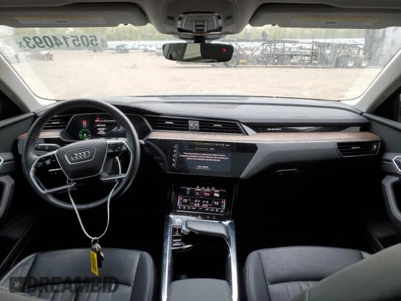 ✅ 2019 Audi e-tron Premium Plus • VIN: WA1LAAGE5KB009439 • Lot: 50514093. Wystawiony na Copart z przebiegiem 32 382 mil. Bezpłatny archiwum sprzedaży aukcyjnych z USA i szczegółowy raport historii pojazdu na DreamBid. Zdjęcie 8.