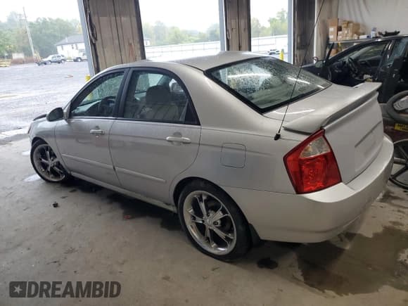 ✅ 2006 Kia Spectra EX • VIN: KNAFE121565357402 • Лот: 72889614. Опубликован ранее на Copart с пробегом 200 657 миль. Бесплатный доступ к архиву аукционных продаж из США и подробный отчёт об истории автомобиля на DreamBid. Изображение 2.