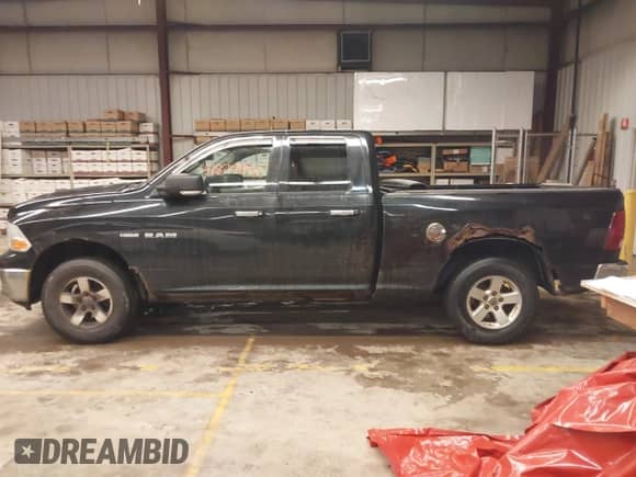 2009 Dodge 1500 SLT с VIN 1D3HV18T09S823240, выставлен на аукционе IAAI как лот 41827920 с пробегом 179 843 миль миль и . История ставок и продаж доступна на DreamBid. Изображение 14.